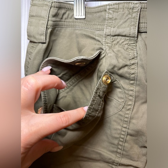 Marc By Marc Jacobs - Summery Casual Green and Gold High-Waisted Cargo Shorts - Picture 5 of 9